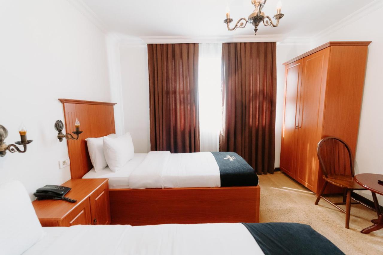 Golden Hotel Pristina Esterno foto