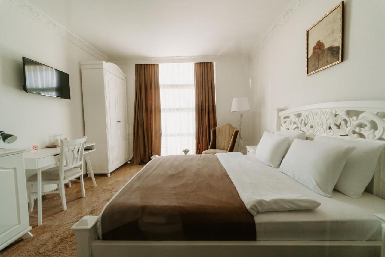Golden Hotel Pristina Esterno foto