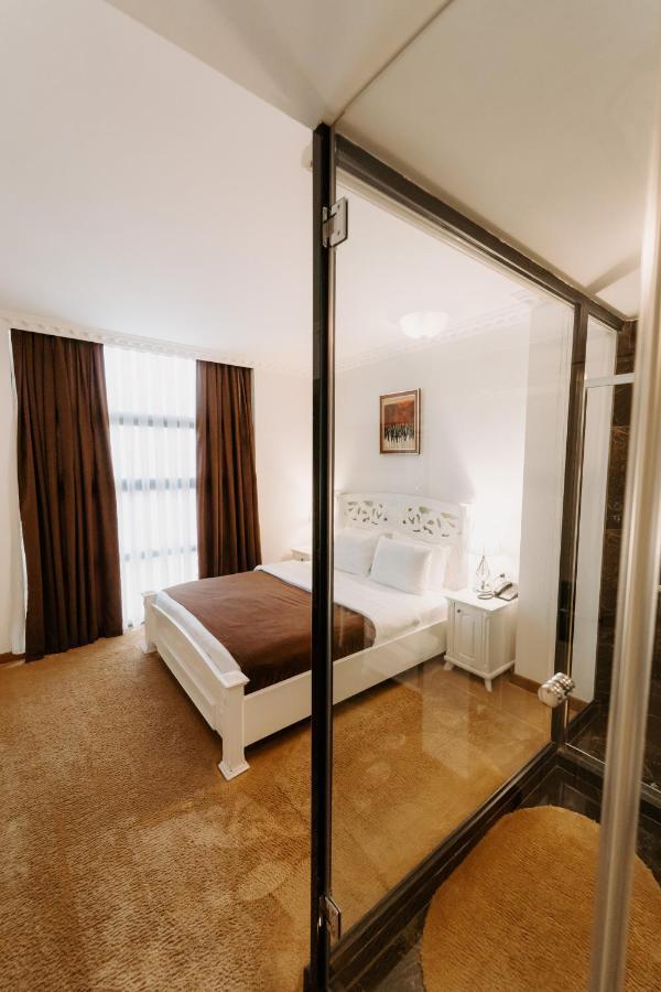 Golden Hotel Pristina Esterno foto