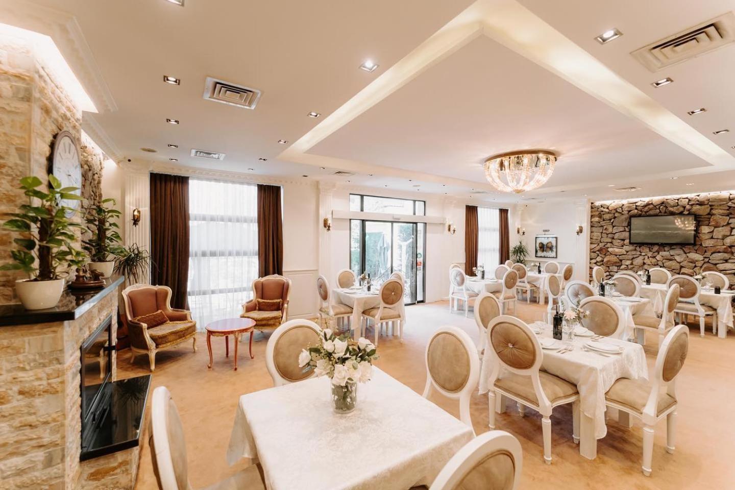 Golden Hotel Pristina Esterno foto